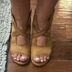 Tan leather sandals Miz Mooz New York City size EU 39/US 8.5, 3.5 inch heel